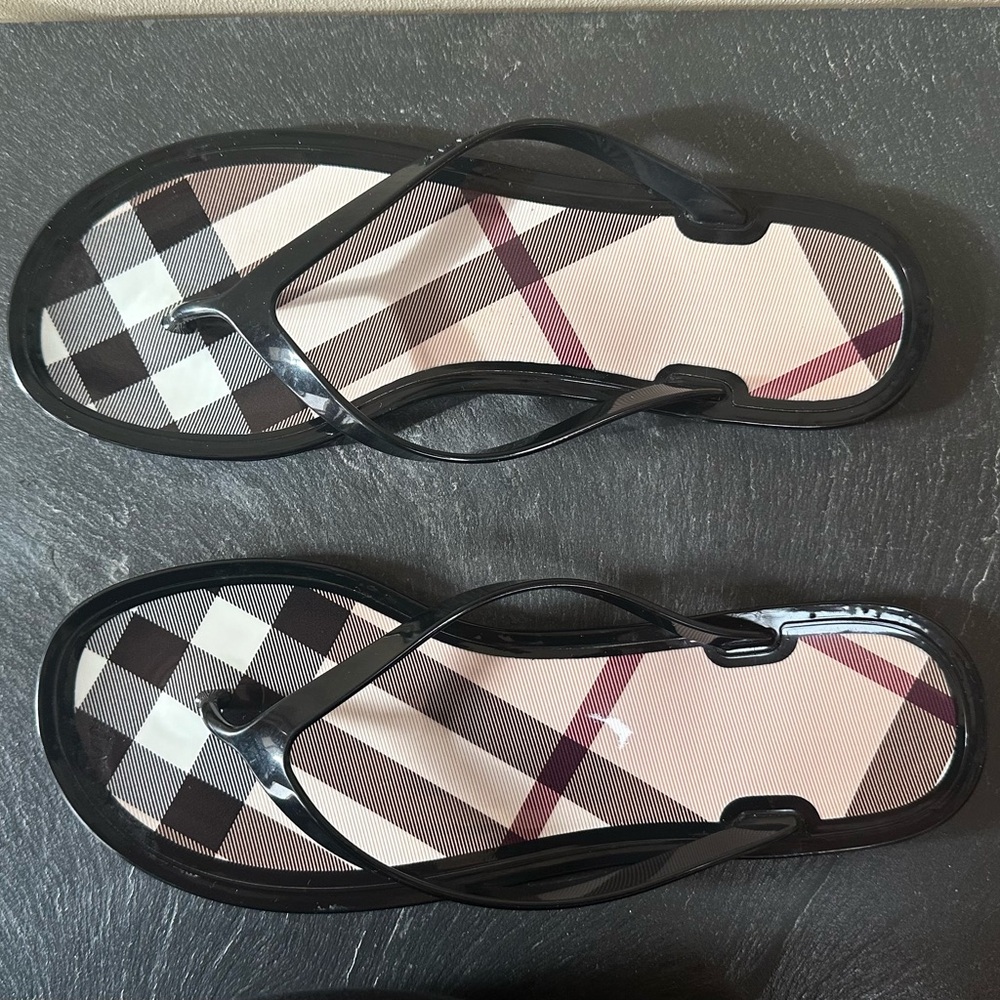 Burberry Flip Flop sandals